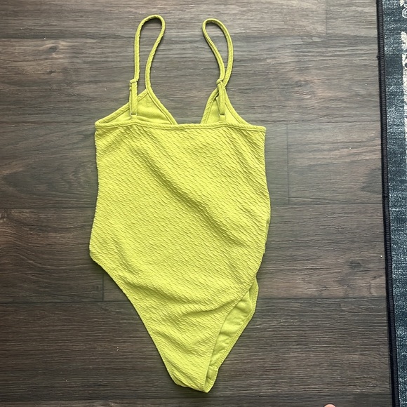 Cute lime green bodysuit - Picture 3 of 4
